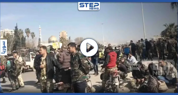 بالفيديو|| مئات الجنود من النظام السوري يفترشون الأرصفة بحثًا عن وسائل نقل: أخبار
