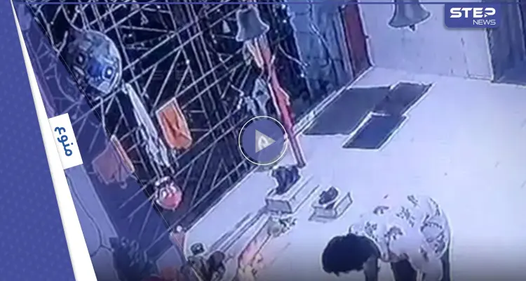 بالفيديو|| في حادثة طريفة.. لص يسرق صندوق التبرعات ويهرب به بعد تأديته الصلاة وكاميرا المراقبة تكشفه: أخبار