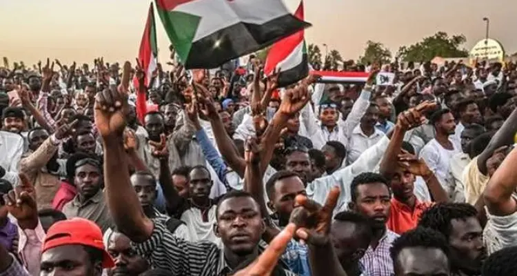 مظاهرات قرب القصر الجمهوري في الخرطوم والأمن يفرقها بالغاز المسيل للدموع: أخبار