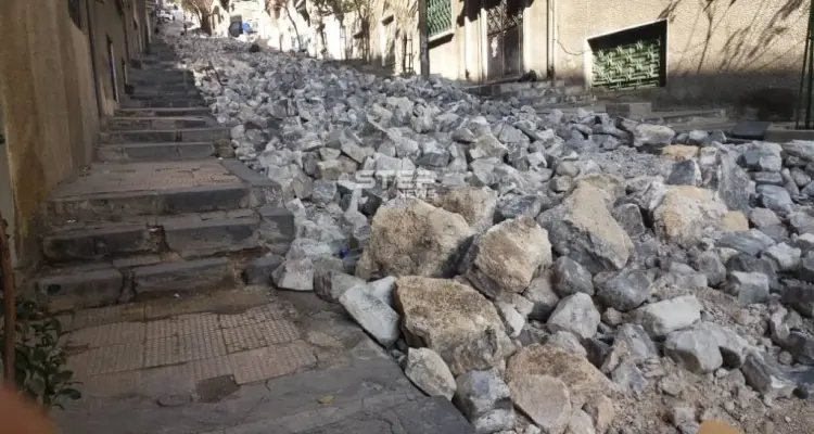 أحد شوارع منطقة المهاجرين بالعاصمة دمشق بعد بدء البلدية بإصلاحه منذ مدة وتركه على هذا الحال دون إتمام العمل مما سبب انزعاج لسكان المنطقة: أخبار
