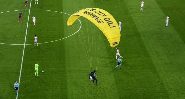 بالفيديو|| على طريقة PUBG.. مشجع يدخل مباراة فرنسا وألمانيا بطريقة فريدة وحدث تاريخي آخر تشهده المباراة: أخبار