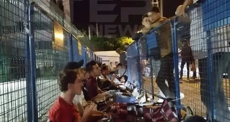 سوريون ينامون أمام شعبة سلطان بيلي للأجانب في مدينة اسطنبول بتركيا ليلة أمس في انتظار دورهم صباحاً لتصحيح أوضاع إقاماتهم: أخبار