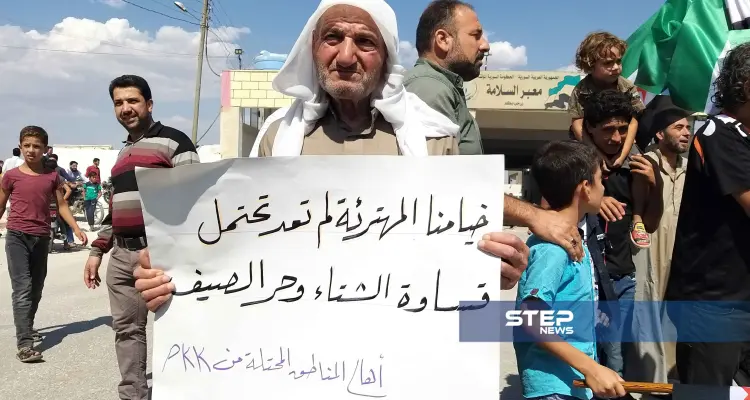 تحت شعار "الثورة جمعتنا ورايتها وحدتنا"، خرجت مظاهرة في معبر باب السلامة الحدودي مع تركيا: أخبار