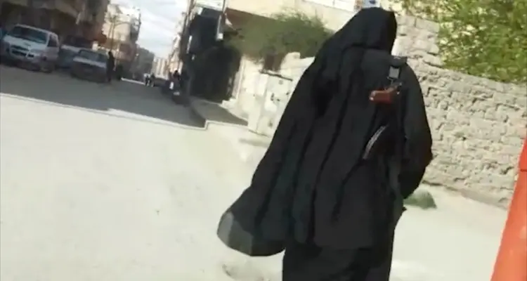 امرأتان ورجل ينفذوا عمليات انتحارية بين عناصر لـ "داعش" و"قسد" في الباغوز: أخبار