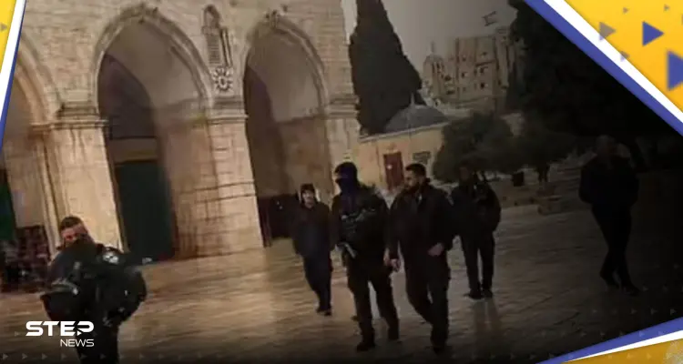 بالفيديو || قوات إسرائيلية تقتحم المسجد الأقصى وتهاجم المُصلّين ومخاوف من "مواجهات حادّة": أخبار