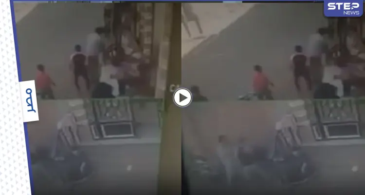 بالفيديو|| ضرب وتعرية امرأة وسط الطريق في مصر يثير الجدل وأول تعليق من ولدها: أخبار