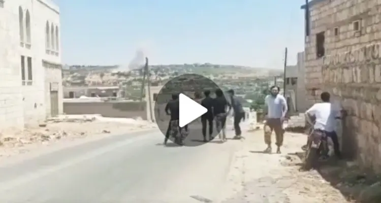 شاهد لحظة تساقط القذائف أثناء خروج المصلين من مسجد بلدة إبلين بريف إدلب بعد تأدية صلاة الجمعة: أخبار