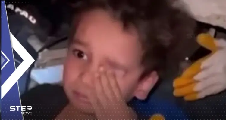 بالفيديو|| أنقذوه وهو نائم.. ردة فعل طفل تركي "تُفاجىء" رجال الإنقاذ وسؤاله أضحكهم: أخبار