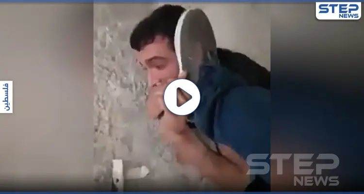 بالفيديو|| تاجر يهين عامل لديه ويدوس على رأسه طالباً منه تقبيل قدمه والسلطات تحقق: أخبار