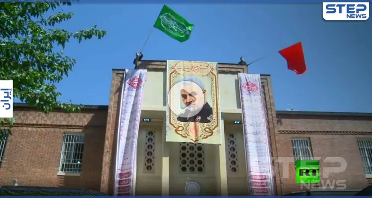 بالفيديو|| إيران تصعد.. وترفع راية الحسين على مقر السفارة الأمريكية وسط طهران: أخبار