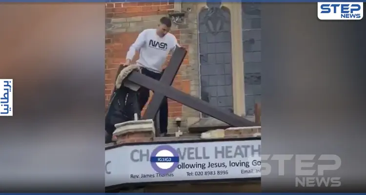 بالفيديو || ربما يكون "مختل عقليًا".. شاب ينتزع الصليب من فوق كنيسة في لندن: أخبار