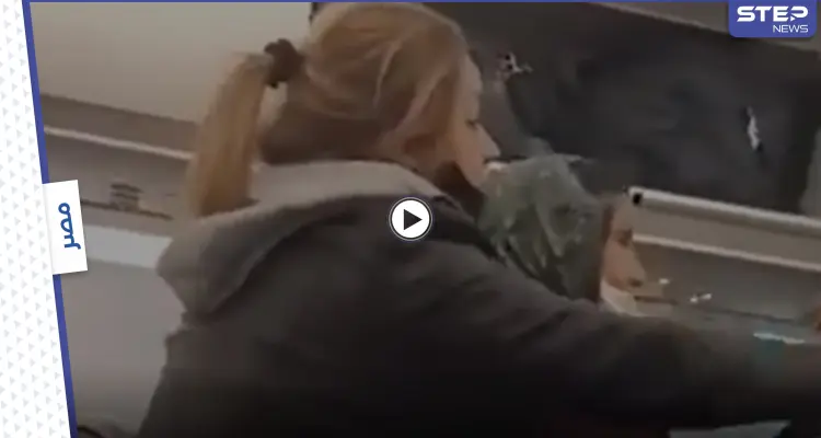 بالفيديو|| معركة نسائية شرسة بين فتيات على متن طائرة عربية والسلطات المصرية تتدخل: أخبار