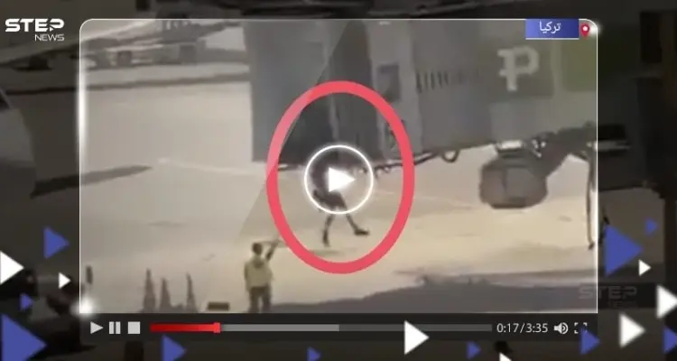 بالفيديو|| مسافران تعلقا بطائرة يسببان ضجة داخل مطارٍ تركي.. وهذا ما فعله الأمن معهما: أخبار
