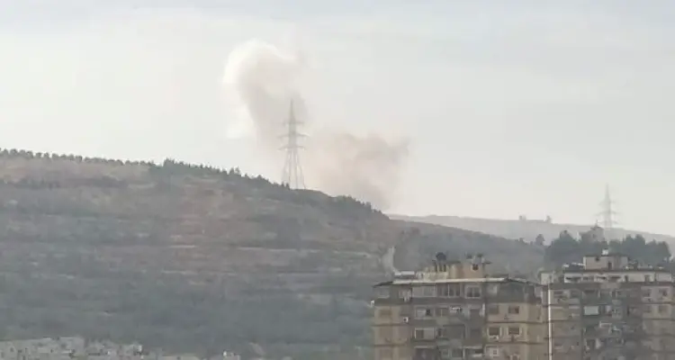 انفجارات في محيط دمشق وأعمدة الدخان تتصاعد وسط أنباء عن قصف إسرائيلي (صور): أخبار