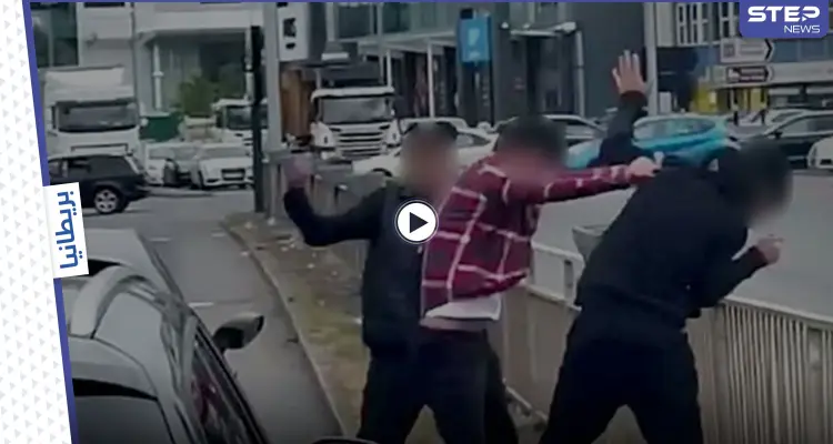 بالفيديو|| امرأة محجبة تدخل وسط شجار محتدم بين ثلاثة شبان بالركلات واللكمات وهذه ردة فعلهم: أخبار