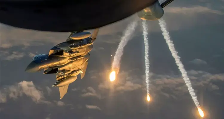 النظام السوري في أول تعليق على الضربات الجوية الأمريكية التي طالت مواقعاً للميليشيات الإيرانية يطالب واشنطن بهذا الأمر: أخبار