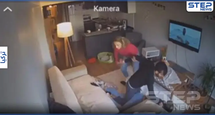 بالفيديو||"أرادتْ تركه".. شاب تركي ينهال بالضرب المبرح على صديقته بالسكن بعد تهديدها بالقتل: أخبار