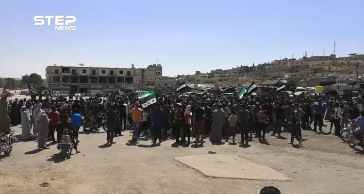 مظاهرة في سرمدا شمال إدلب تنديداً بالقصف على المراكز الحيوية والمدنيين وطالبت بالإفراج عن المعتقلين: أخبار