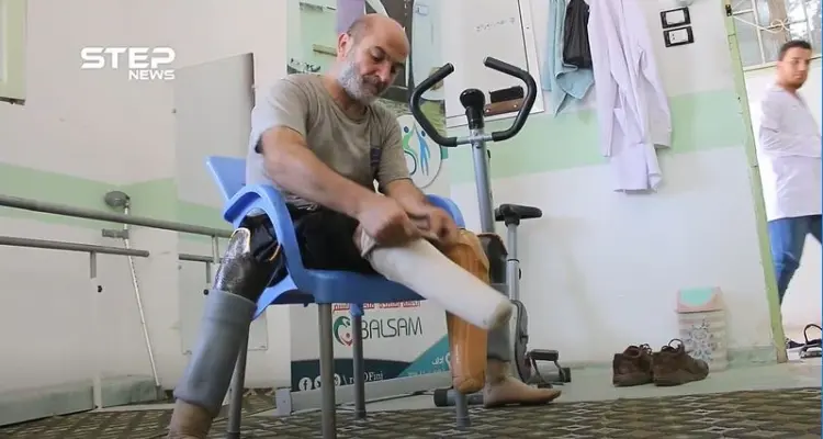 بطرفين صناعيين يتابع أحمد نمر حياته بشكل طبيعي متحدياً صعوبات الحياة ومرارة التهجير: أخبار