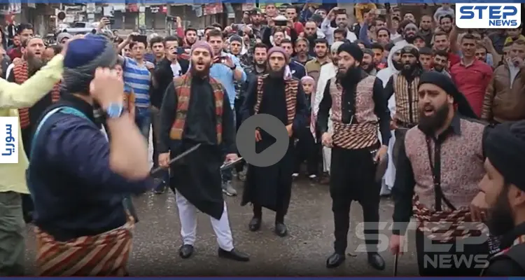 العراضة الحمصية تجوب شوارع مدينة ادلب في اولى أيام عيد الفطر المبارك: أخبار