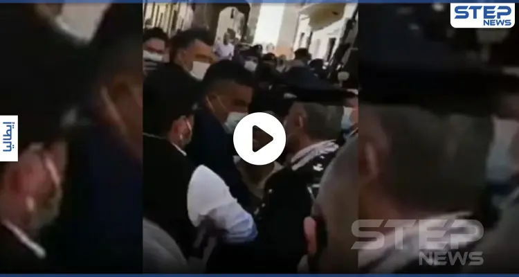 بالفيديو|| امرأة تعتدي على وزير داخلية إيطاليا السابق.. وتمزق ثيابه أمام الملأ: أخبار