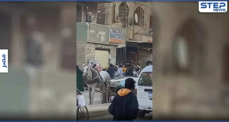 بالفيديو|| بسبب الفراغ بحياته.. رجل يلقي الأموال من شرفة منزله في مصر والشرطة تفرّق المارّة: أخبار