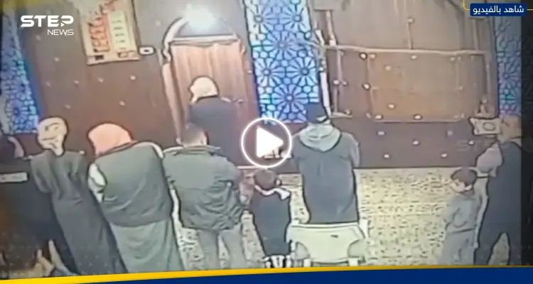 شاهد|| فيديو يشعل الأردن.. شاب يقتحم مسجد الصحابة ويطعن 4 مصلين والأمن يرد: أخبار