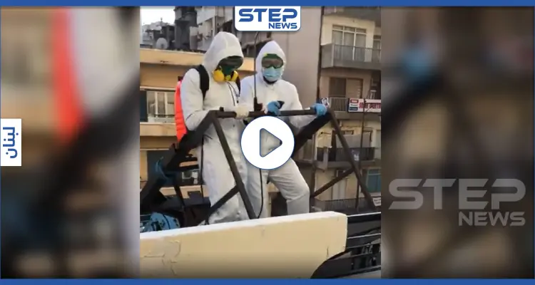 بالفيديو|| عريس الكورونا.. بلباس واقِ ورافعة وصل إلى شقة العروس لتتم الخطبة: أخبار