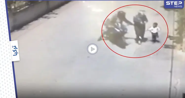 بالفيديو|| سائق دراجة نارية تركي يضايق امرأة ويجرها خلفه وسط الطريق والناس يهرعون لمساعدتها: أخبار