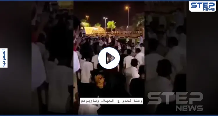بالفيديو|| إحدى الفتيات مرمية بين عشرات الشبان.. مشاجرة جماعية في مكان عام بالسعودية: أخبار