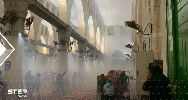 بالفيديو|| القوات الإسرائيلية تطلق الرصاص الحي في قلب المسجد الأقصى وتوقع عشرات الإصابات: أخبار
