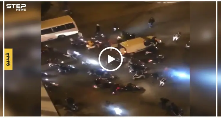 بالفيديو|| المتظاهرون اللبنانيون يتجمهرون أمام منزل رئيس الحكومة الجديد.. والهتافات تطالبه بالرحيل: أخبار