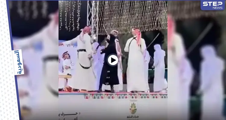 بالفيديو|| لحظة طرد فتاة اقتحمت مسرحاً في الباحة السعودية لأداء رقصة العرضة الشعبية مع الرجال: أخبار