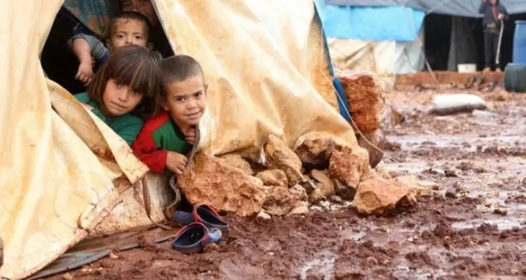بالفيديو|| قادمة من تركيا.. عاصفة قوية تضرب مخيمات اللاجئين السوريين بإدلب وتحذيرات من كارثة: أخبار