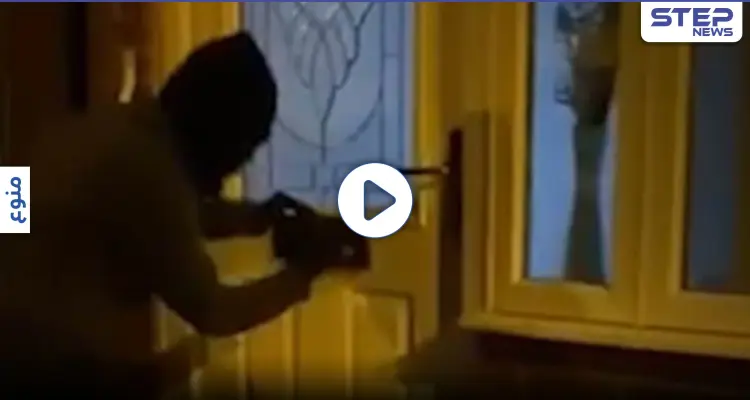 بالفيديو|| كاميرا توثق إعادة لص لأموال مسروقة كانت مخصصة للمسجد.. وتعليقه على فعلته: أخبار