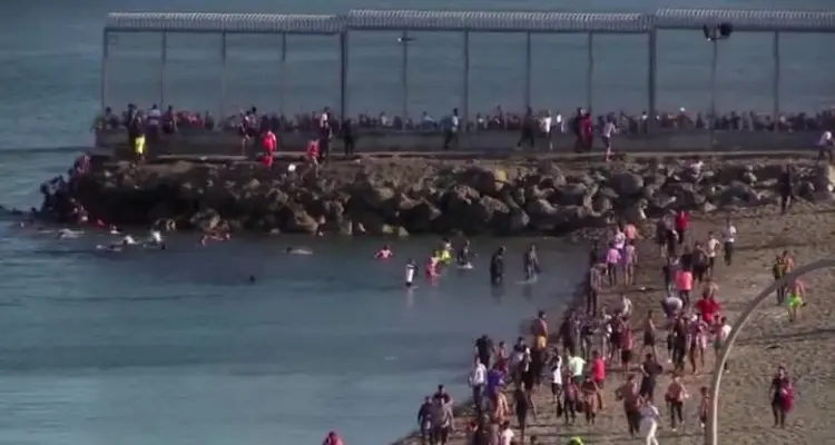 عدد غير مسبوق من المهاجرين يصلون مدينة إسبانية بيوم واحد وإعادة أكثر من 2000 منهم: أخبار