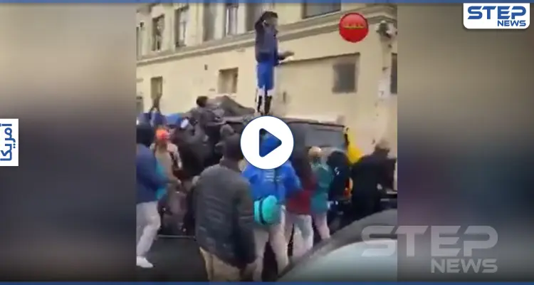 بالفيديو|| على طريقة روبن هود .. متظاهر أمريكي سرق مصرفًا ووزّع المال بالهواء على المتظاهرين: أخبار