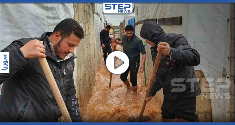 بالفيديو|| أحد مخيمات الشمال السوري غارق بالوحل والأمطار.. والأهالي يناشدون الدفاع المدني: أخبار