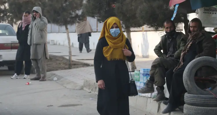 بالفيديو|| "أرجوك لا تضربها".. مسن أفغاني يبيع ابنته البالغة 9 سنوات كعروس لرجل كبير ويتوسل له باكياً: أخبار