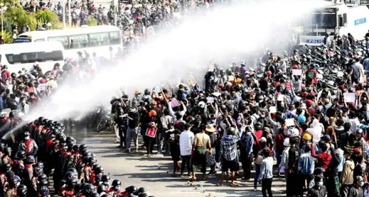 سلطات ميانمار تواصل تفريق المحتجين ضد الانقلاب العسكري بطرق مختلفة: أخبار