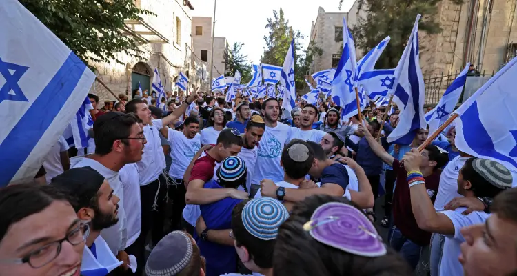 بالفيديو|| "الموت للعرب".. المسيرة الإسرائيلية المستفزة تجوب أحياء القدس ومواجهات عنيفة بين الشرطة الإسرائيلية وفلسطينيين: أخبار