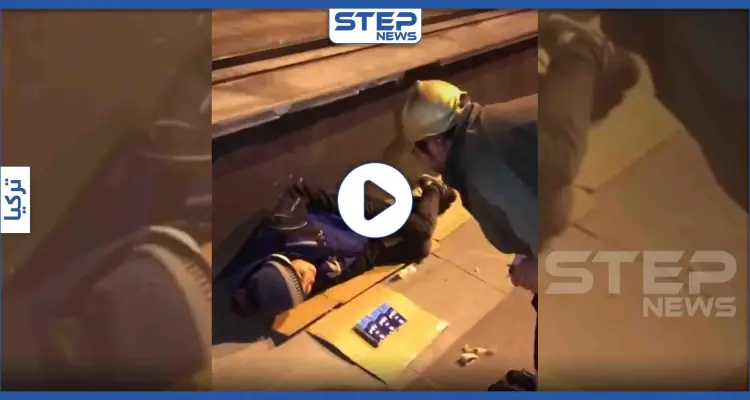 قصّة عنصرية جديدة.. تركي يسخر من طفلة سورية بائعة للمناديل تفترش الأرض (فيديو): أخبار