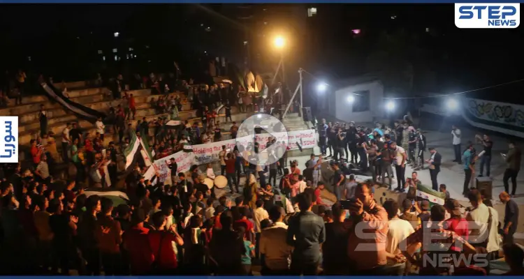مظاهرة مسائية في مدينة إدلب شمال سوريا تطالب بإطلاق سراح المعتقلين وإسقاط النظام السوري: أخبار