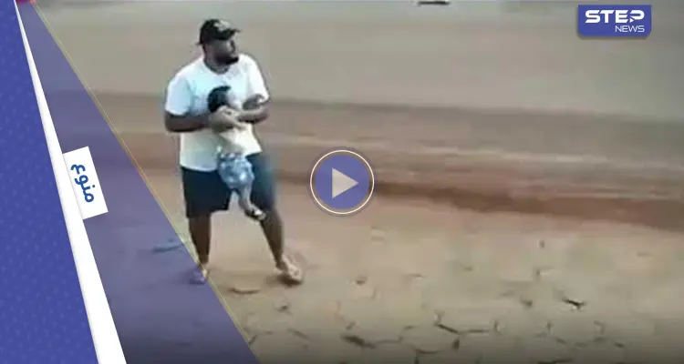بالفيديو|| مشهد يحبس الأنفاس لأب ينقذ ابنه من تحت عجلات سيارة باللحظة الأخيرة: أخبار