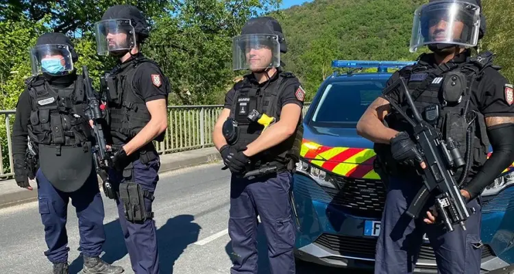 وزير الداخلية الفرنسي يعلن مقتل جندي فرنسي مطلوب بعد اشتباك مع الشرطة (صور): أخبار