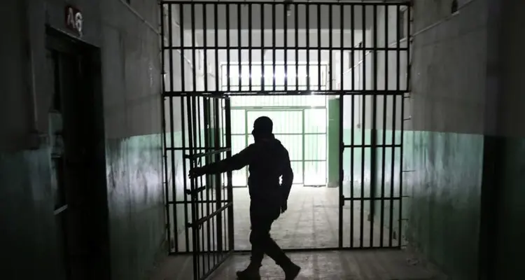 داعش يهاجم سجن غويران بالحسكة ومقاتلون يأسرون عناصر لقسد والتحالف يتدخل بإنزال جوّي: أخبار