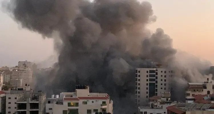 بالفيديو|| لحظة استهداف غارات إسرائيلية لبرج سكني غربي قطاع غزة وتدميره بالكامل: أخبار