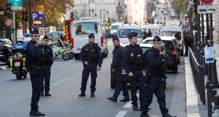 ماكرون معلقاً على عملية طعن باريس.. "لن نستسلم أمام الإرهاب الإسلاموي": أخبار