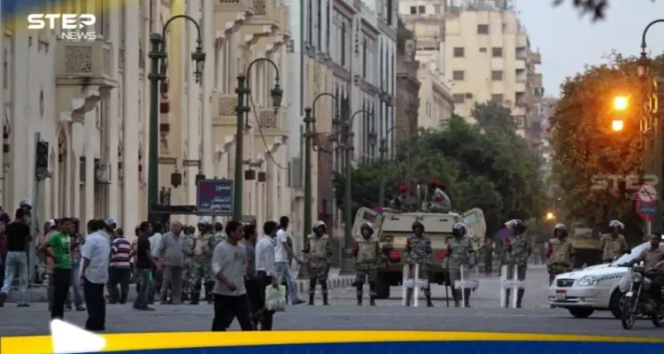 فيديو صادم لما فعله شخصان بامرأة مسنة لحظة سرقتها.. والسلطات المصرية تتدخل: أخبار