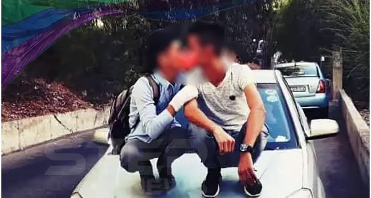 صورة متداولة لشابين في دمشق و هما يتبادلان القبل : أخبار